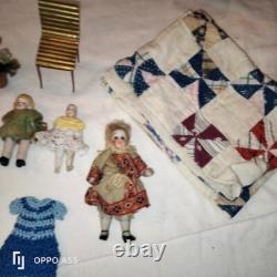 LOT MAISON POUPEE ANCIENNE 5 poupees +fleurs+chaise+courte pointe+accessoires