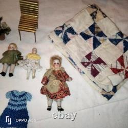 LOT MAISON POUPEE ANCIENNE 5 poupees +fleurs+chaise+courte pointe+accessoires