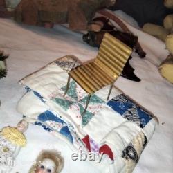 LOT MAISON POUPEE ANCIENNE 5 poupees +fleurs+chaise+courte pointe+accessoires