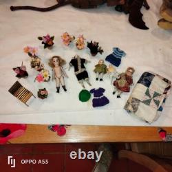 LOT MAISON POUPEE ANCIENNE 5 poupees +fleurs+chaise+courte pointe+accessoires