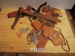 Lot divers Holsters balles menotte insignes Cuir