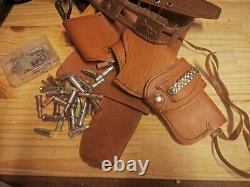 Lot divers Holsters balles menotte insignes Cuir