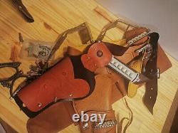 Lot divers Holsters balles menotte insignes Cuir