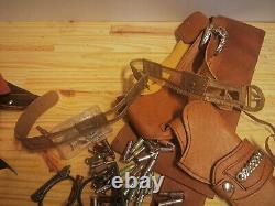 Lot divers Holsters balles menotte insignes Cuir