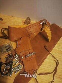 Lot divers Holsters balles menotte insignes Cuir