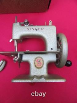 Machine à coudre SINGER pour enfant Fonctionne avec sacoche- vintage