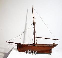 Maquette flottante VOILIER DE BASSIN. Ancien. CANOT acajou 19 eme