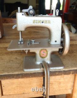 PETITE MACHINE à COUDRE SINGER JOUET ANCIEN+MALETTE+NOTICE ET ACCESSOIRS