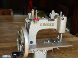 PETITE MACHINE à COUDRE SINGER JOUET ANCIEN+MALETTE+NOTICE ET ACCESSOIRS