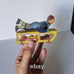 Rare JOUET ANCIEN 1930 LUGE tole peinte 11 cm sur roulettes ski, sport d'hiver