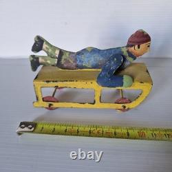 Rare JOUET ANCIEN 1930 LUGE tole peinte 11 cm sur roulettes ski, sport d'hiver