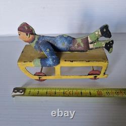 Rare JOUET ANCIEN 1930 LUGE tole peinte 11 cm sur roulettes ski, sport d'hiver