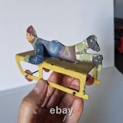 Rare JOUET ANCIEN 1930 LUGE tole peinte 11 cm sur roulettes ski, sport d'hiver