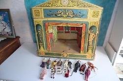 Rare Vers 1900 Tres Grand Theatre + 13 Marionnettes. 70x67x34cm