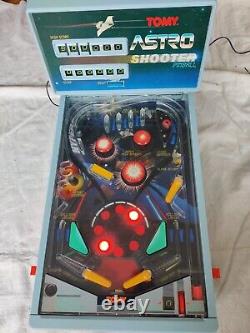 Tomy Astro Shooter Vintage Fonctionne Bien Avec Pieds AC Et Panneau Singapour