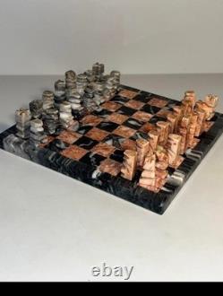Très jolie jeu d'échecs avec de belles pièces en marbre et onyx