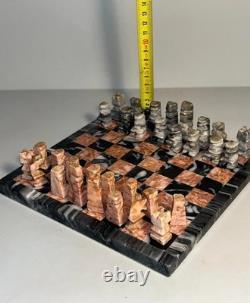 Très jolie jeu d'échecs avec de belles pièces en marbre et onyx