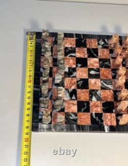 Très jolie jeu d'échecs avec de belles pièces en marbre et onyx