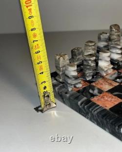 Très jolie jeu d'échecs avec de belles pièces en marbre et onyx