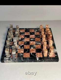 Très jolie jeu d'échecs avec de belles pièces en marbre et onyx