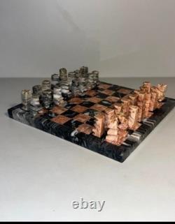 Très jolie jeu d'échecs avec de belles pièces en marbre et onyx