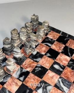 Très jolie jeu d'échecs avec de belles pièces en marbre et onyx