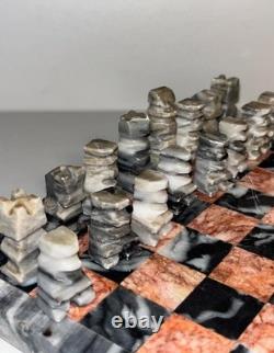 Très jolie jeu d'échecs avec de belles pièces en marbre et onyx