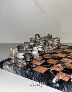 Très jolie jeu d'échecs avec de belles pièces en marbre et onyx