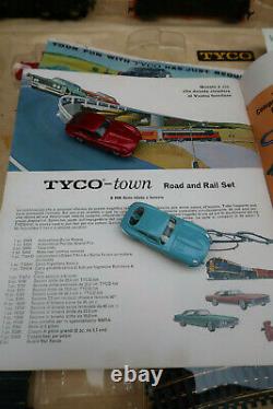 Tyco Town Circuit routier Jaguar E & Train Santa Fe Ref S3435-3998 Ho 1963