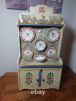 Vaisselier avec sa dinette complète jouet d'enfant en bois et faïence