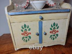 Vaisselier avec sa dinette complète jouet d'enfant en bois et faïence