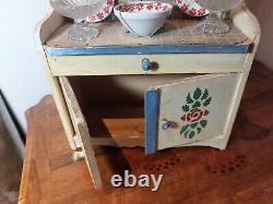Vaisselier avec sa dinette complète jouet d'enfant en bois et faïence