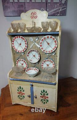 Vaisselier avec sa dinette complète jouet d'enfant en bois et faïence