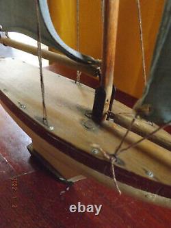 Voilier de bassin Borda Nova ancien jouet bateau état d'origine coque 30 cm