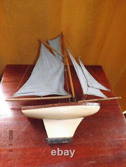 Voilier de bassin Borda Nova ancien jouet bateau état d'origine coque 30 cm