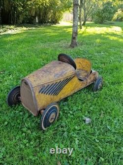 Voiture à pédales ancienne En Tôle