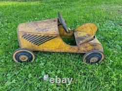 Voiture à pédales ancienne En Tôle