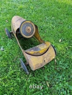 Voiture à pédales ancienne En Tôle